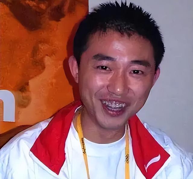 和王励勤是黄金搭档，如今定居上海是大学副院长，一家三口很幸福